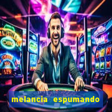 melancia espumando melancia saindo espuma